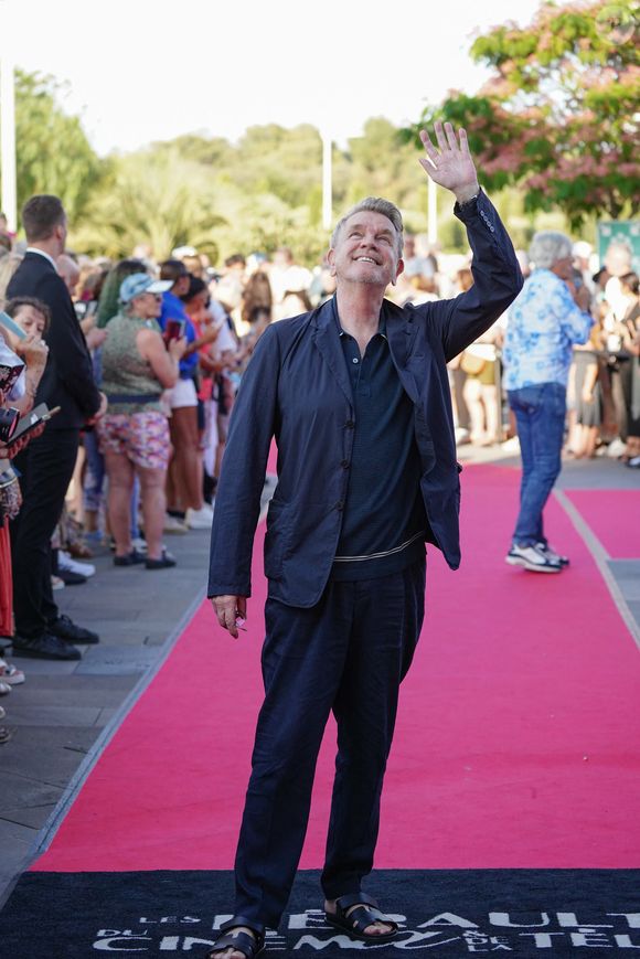 Xavier Deluc y incarne le commandant Martin Bernier, personnage principal de la fiction policière.

Xavier Deluc - Festival "Les Hérault du Cinéma et de la Télé 2025" au Cap d'Agde le 21 juin 2025. © Anne-Sophie Guebey/Bestimage