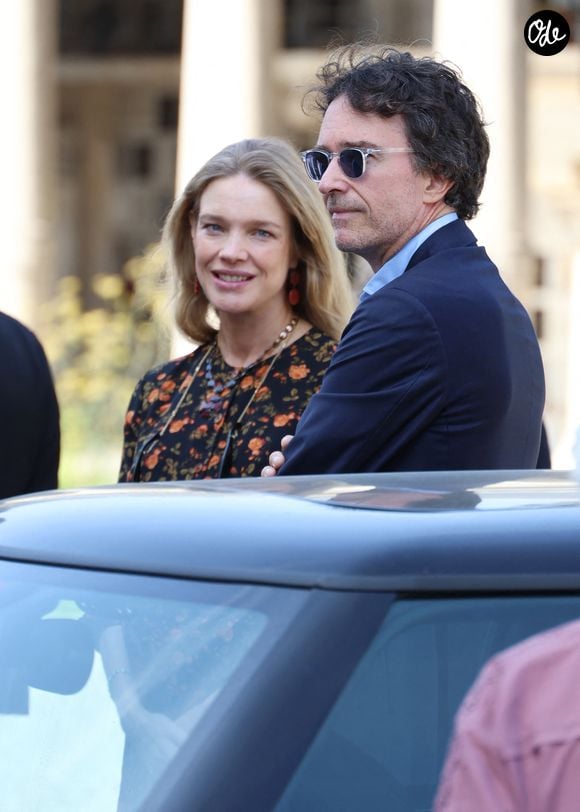 Exclusif - Antoine Arnault et sa femme Natalia Vodianova (enceinte) - Arrivées aux obsèques du créateur de mode français spécialiste du maquillage Olivier Echaudemaison au cimetière du Père Lachaise, à Paris, France, le 17 août 2026. © Denis Guignebourg/Bestimage
