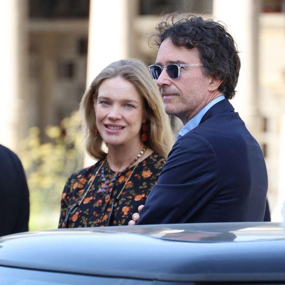 Exclusif - Antoine Arnault et sa femme Natalia Vodianova (enceinte) - Arrivées aux obsèques du créateur de mode français spécialiste du maquillage Olivier Echaudemaison au cimetière du Père Lachaise, à Paris, France, le 17 août 2026. © Denis Guignebourg/Bestimage