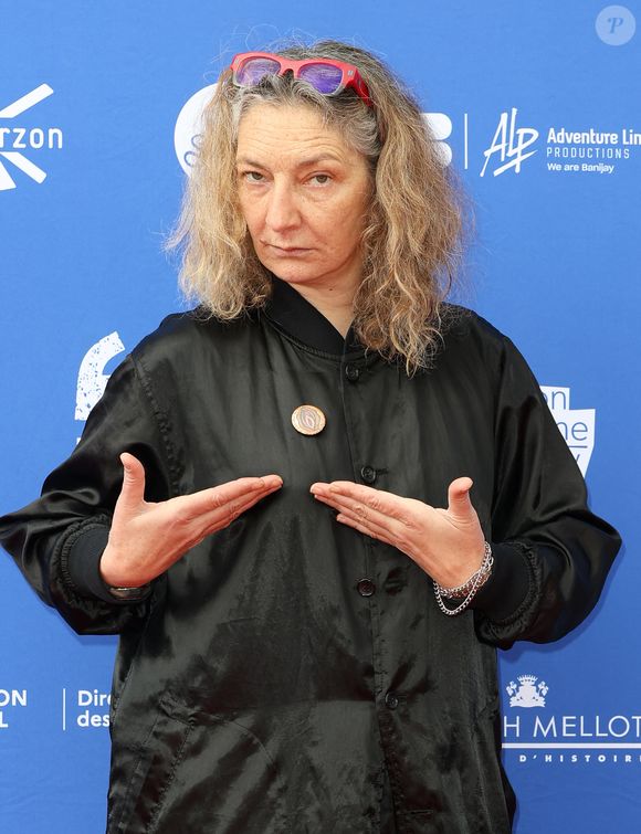 "On vit dans un truc qui n'est pas très normé, explique l'actrice. Ce n'est pas une personne ou un couple avec des gosses, ici, on est huit adultes. Ce sont des habitations, c'est l'endroit où on fait aussi des créations artistiques, on fait des spectacles, des festivals, on fait des ateliers avec des gens dans le coin... "

Corinne Masiero au photocall du film "Nous Les Femmes" lors de la 3e édition du festival du film de Demain, à Vierzon, France, le 1er juin 2024. © Coadic Guirec/Bestimage