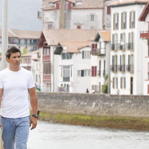 Exclusif -  Rendez-vous avec Jean-Pascal Lacoste (habillé par American Vintage) et sa fiancée Delphine, soeur de l'ancienne Miss France S.Tellier, à Saint-Jean-de-Luz. Le 10 juillet 2020
© Patrick Bernard / Bestimage