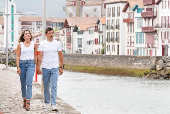 Exclusif -  Rendez-vous avec Jean-Pascal Lacoste (habillé par American Vintage) et sa fiancée Delphine, soeur de l'ancienne Miss France S.Tellier, à Saint-Jean-de-Luz. Le 10 juillet 2020
© Patrick Bernard / Bestimage
