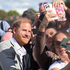 Une apparition avec son père serait un message fort

Le 9 septembre 2025 le prince Harry saluant les membres du public après une visite au Community Recording Studio (CRS) à Nottingham. Photo par Paul Grover/Daily Telegraph/PA Wire/ABACAPRESS.COM