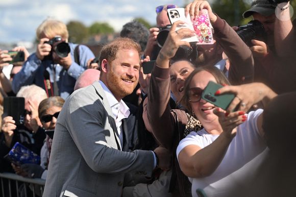 Une apparition avec son père serait un message fort

Le 9 septembre 2025 le prince Harry saluant les membres du public après une visite au Community Recording Studio (CRS) à Nottingham. Photo par Paul Grover/Daily Telegraph/PA Wire/ABACAPRESS.COM
