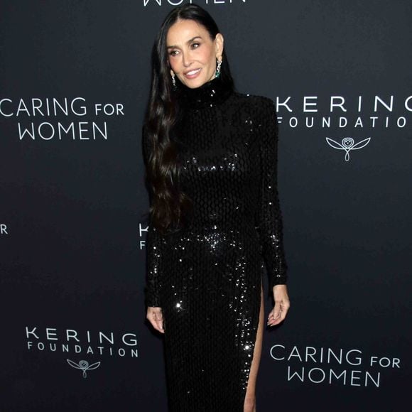 Avec des manches légèrement transparentes et une fente, cette création était élégante sans être trop voyante.

Demi Moore au dîner Caring for Women de la Fondation Kering le 11 septembre 2025, New York © PPS/Bestimage
