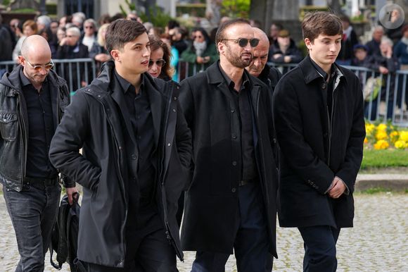 Le veuf Michel Ferracci et ses fils, Enzo et Maël aux arrivées des obsèques d'Emilie Dequenne au cimetière Père Lachaise à Paris, France, le 26 mars 2025. © Cyril Moreau/Bestimage