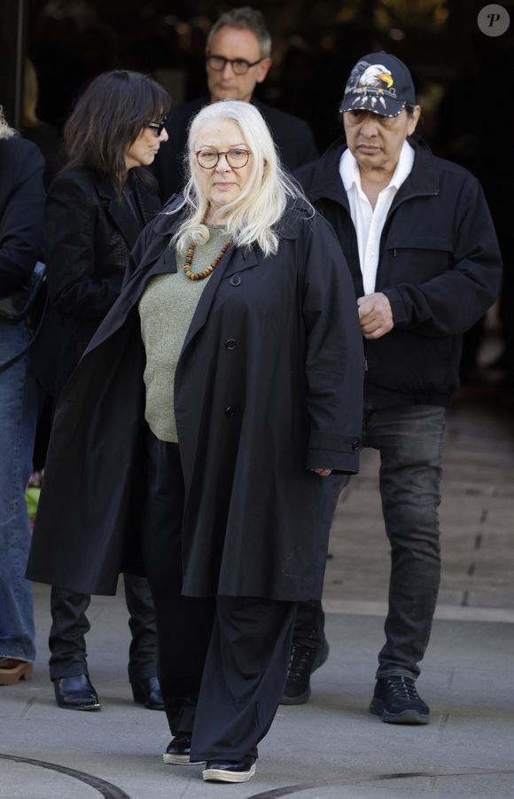 Josiane Balasko et son mari George Aguilar - Sortie des obsèques de Nadia Farès en l'église Saint-Jean-de-Montmartre à Paris, le 24 avril 2026. N.Farès est décédée le 17 avril 2026 quelques jours après un "incident cardiaque" survenu le 12 avril 2026 dans la piscine du complexe sportif, Blanche (9ème).