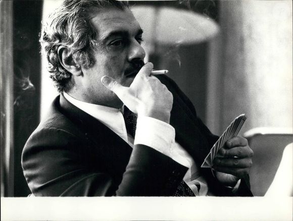 9 janvier 1974 - Sydney, Australie - Omar Sharif fume tout en jouant au bridge à Sydney. (Crédit : Keystone Press Agency/ZUMA Press Wire)
