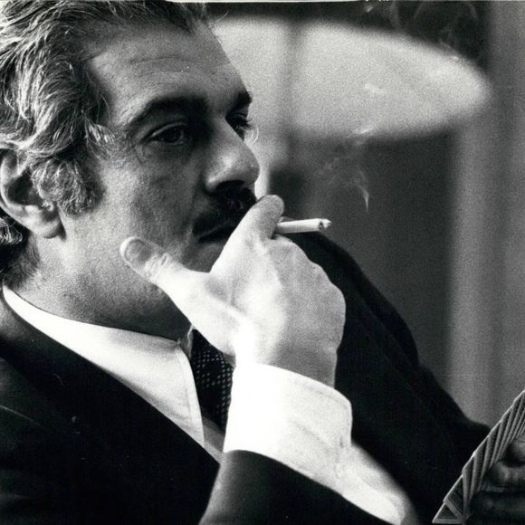 9 janvier 1974 - Sydney, Australie - Omar Sharif fume tout en jouant au bridge à Sydney. (Crédit : Keystone Press Agency/ZUMA Press Wire)