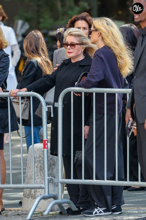 Catherine Deneuve - Arrivées aux obsèques de Mathilde Favier en l'église Saint-Sulpice à Paris le 31 aout 2026. © Dominique Jacovides-Cyril Moreau/Bestimage
