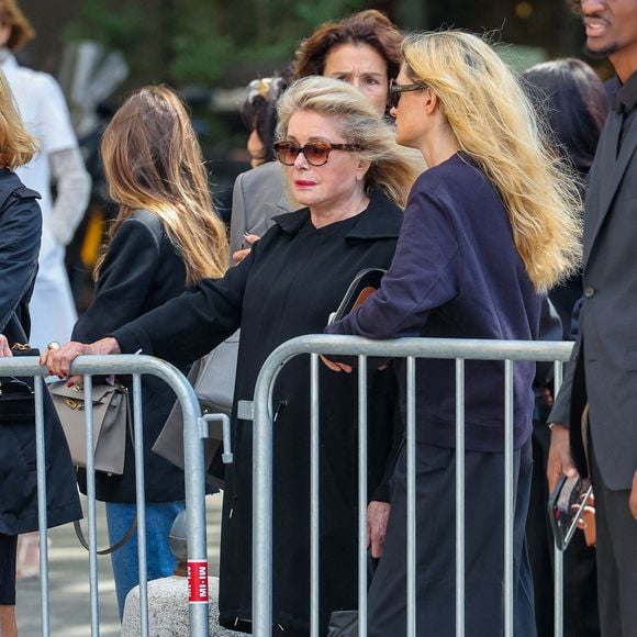 Catherine Deneuve - Arrivées aux obsèques de Mathilde Favier en l'église Saint-Sulpice à Paris le 31 aout 2026. © Dominique Jacovides-Cyril Moreau/Bestimage