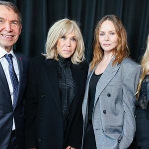 En total look noir, elle a soutenu la créatrice et s'est démarquée avec un accessoire tranchant 

Jeff Koons, Brigitte Macron, Stella McCartney - Défilé Stella McCartney Femmes Automne/Hiver 2025-2026 à Paris le 5 mars 2025 Backgrid USA / Bestimage