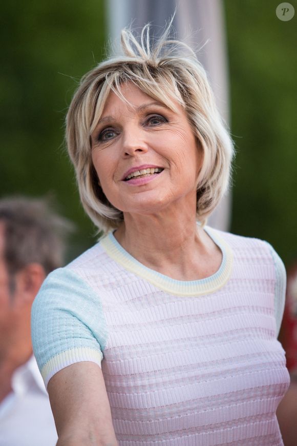 "J’ai une vie tout à fait normale, j’ai de bons gènes", explique-t-elle. 

Evelyne Dheliat lors de la 7eme Edition de la Petanque Gastronomique au Port de Grenelle le 27 juin 2019 à Paris, France. Photo par Nasser Berzane/ABACAPRESS.COM