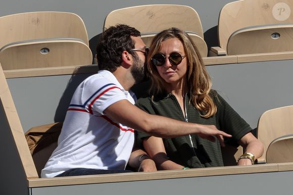 Il apparait aussi sur le petit écran dans "Bureau des légendes", série phare de Canal+, mais aussi dans la 13ème saison de "Scènes de Ménages". 

Amélie Etasse et Clement Sejourné dans les tribunes lors des internationaux de tennis de Roland Garros à Paris, France, le 1er juin 2019. © Jacovides-Moreau/Bestimage