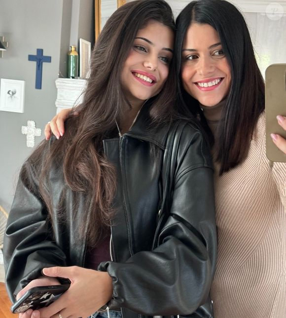 Mais elle doit également composer avec le départ de sa fille Selena partie s'installer au Japon pour quelques mois.

Delphine Colas, ancienne candidate de "Familles nombreuses"