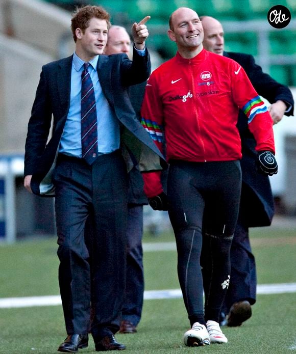Au total, 22 objets pourraient rapporter jusqu’à 180 000 livres lors de la vente organisée le 13 octobre 2026.

Le prince Harry, vice-patron de la fédération anglaise de rugby, accueille l'ancien international Lawrence Dallaglio et les cyclistes du « Dallaglio Cycle Slam » au stade de Twickenham à Londres, à l'arrivée de leur étape Paris-Londres. Partis de Rome le 12 février pour un parcours caritatif à travers les six pays du Tournoi des Six Nations, l'équipe achèvera son périple à Édimbourg.