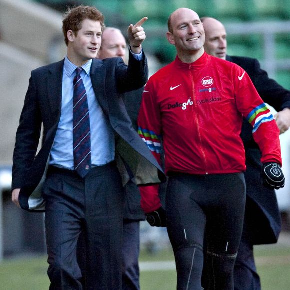 Au total, 22 objets pourraient rapporter jusqu’à 180 000 livres lors de la vente organisée le 13 octobre 2026.

Le prince Harry, vice-patron de la fédération anglaise de rugby, accueille l'ancien international Lawrence Dallaglio et les cyclistes du « Dallaglio Cycle Slam » au stade de Twickenham à Londres, à l'arrivée de leur étape Paris-Londres. Partis de Rome le 12 février pour un parcours caritatif à travers les six pays du Tournoi des Six Nations, l'équipe achèvera son périple à Édimbourg.