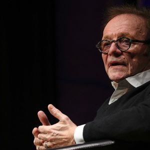 À 72 ans, le journaliste, écrivain et ancien présentateur de télévision entend désormais ralentir le rythme...

Le journaliste Guillaume Durand à la Station Ausone-Mollat à Bordeaux, France, le 10 janvier 2022, pour la présentation de son livre "Déjeunons sur l'herbe" (Prix Renaudot de l'essai 2022). © Jean-Marc Lhomer/Bestimage