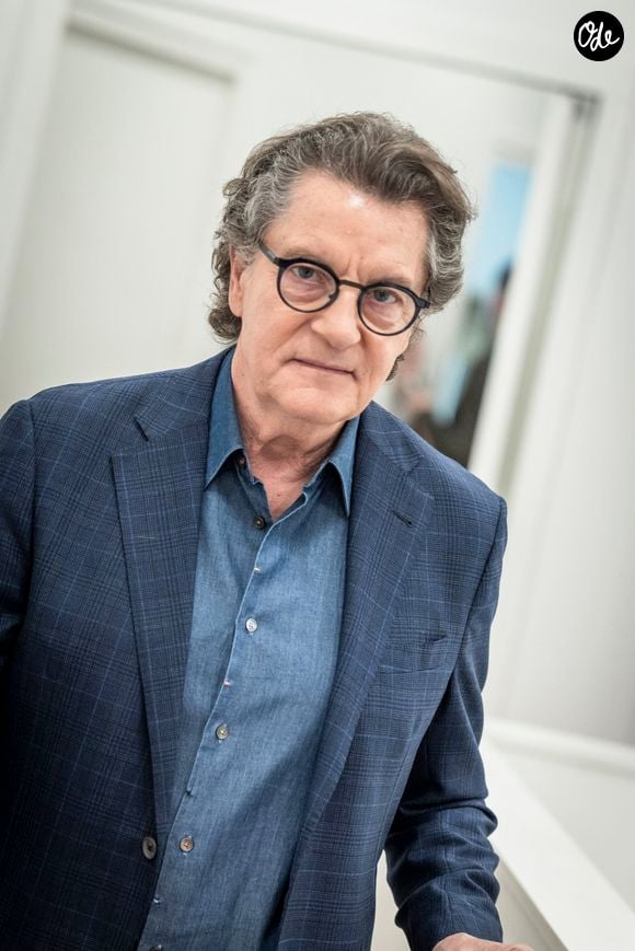 Francis Cabrel en backstage de l'enregistrement de l'émission "Serge Lama, le dernier rappel" présentée par F. Bollaert, diffusée le vendredi 21 novembre 2025 sur France 3 à 21h10, au théâtre Marigny à Paris, France, le 29 avril 2025. © Clovis-Moreau/Bestimage