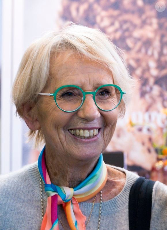 Jacqueline Pin, épouse Mercorelli, dite Mercotte de passage sur le sirha 2021 fait des selfies avec ses admiratrices, le 26 Septembre 2021 à Lyon, France. © Sandrine Thesillat / Panoramic / Bestimage