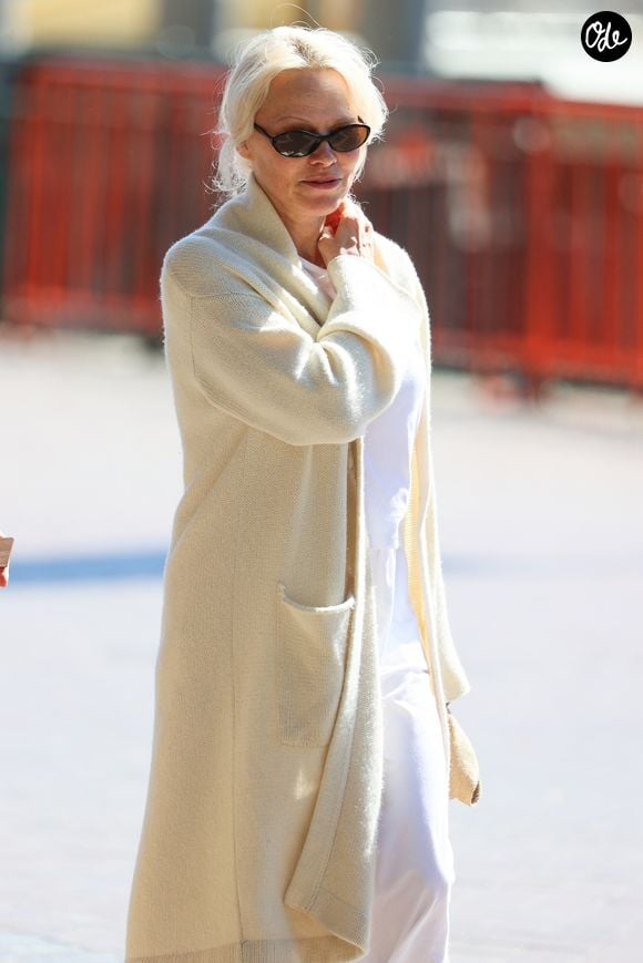 Exclusif - Sydney, Australie : L'actrice Pamela Anderson a été aperçue en train de se promener à Sydney ce lundi après-midi. La comédienne canadienne a effectué une longue marche en boucle à travers la ville portuaire. Backgrid USA / Bestimage