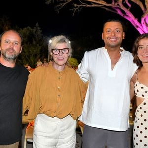 Exclusif - Claude Zidi Jr., Chantal Ladesou, Kev Adams et Camille Laguilar - Première soirée du Festival, Les Toiles de Ramatuelle avec la projection du film "La maison de nos rêves" en présence de Kev Adams, Chantal Ladesou, Camille Aguilar et du réalisateur Claude Zidi Jr. sur la plage de Tahiti Beach à Ramatuelle, le 24 juillet 2026. © Bruno Bebert / Bestimage