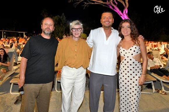 Exclusif - Claude Zidi Jr., Chantal Ladesou, Kev Adams et Camille Laguilar - Première soirée du Festival, Les Toiles de Ramatuelle avec la projection du film "La maison de nos rêves" en présence de Kev Adams, Chantal Ladesou, Camille Aguilar et du réalisateur Claude Zidi Jr. sur la plage de Tahiti Beach à Ramatuelle, le 24 juillet 2026. © Bruno Bebert / Bestimage