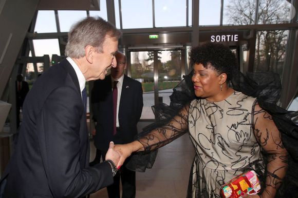 Bernard Arnault accueille une des soeurs de Basquiat, Jeanine Heriveaux - Vernissage de l’Exposition "Basquiat X Warhol à quatre mains" à La Fondation Louis Vuitton à Paris le 3 Avril 2023. © Bertrand Rindoff / Bestimage