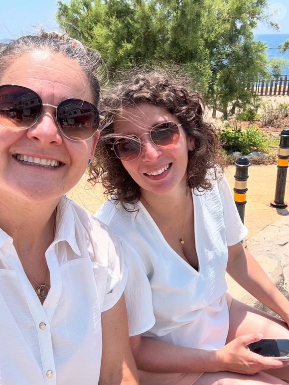 Mais l'un d'entre eux, prénommé Aimé, est décédé dans le ventre de sa maman

Agathe Gérin avec sa femme sur Instagram, juin 2025.