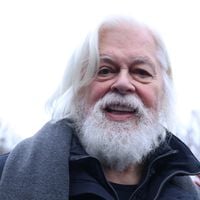 Paul Watson père de famille atypique : entre sa fille de 44 ans et ses garçons de 3 et 8 ans, un contraste frappant