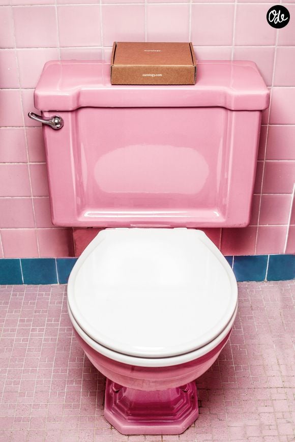 Il suffit d'en saupoudrer une fine couche et de laisser agir plusieurs heures.

Pourquoi est-ce important de mettre du bicarbonate de soude autour des toilettes ?