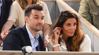 Cyril Lignac, sa compagne Deborah et leur fils Léo ont déserté leur superbe villa dans le Sud pour une autre région de France