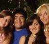Cela fait 5 ans que Diego Maradona a tiré sa révérence.

Diego Armando Maradona - Buenos Aires (Argentine). Exclusive. Le footballeur retrouve sa famille avant son départ pour Cuba, dans la maison de ses parents à Villa Devoto, où il s’entretient avec Diego et Tota, ses sœurs Lily, Kity et Ana, ses filles Dalma (en rose) et Giannina (en noir), ainsi que son épouse Claudia Villafañe. Maradona joue également au basket avec des amis.
Crédit : Photoshot/ABACAPRESS.COM