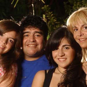 Cela fait 5 ans que Diego Maradona a tiré sa révérence.

Diego Armando Maradona - Buenos Aires (Argentine). Exclusive. Le footballeur retrouve sa famille avant son départ pour Cuba, dans la maison de ses parents à Villa Devoto, où il s’entretient avec Diego et Tota, ses sœurs Lily, Kity et Ana, ses filles Dalma (en rose) et Giannina (en noir), ainsi que son épouse Claudia Villafañe. Maradona joue également au basket avec des amis.
Crédit : Photoshot/ABACAPRESS.COM