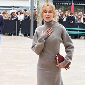 Nicole Kidman attendue par de nombreux fans avant le diner Chanel à Biarritz la veille du défilé Croisière Chanel le 27 avril 2026.
© Christophe de Prada / Bestimage