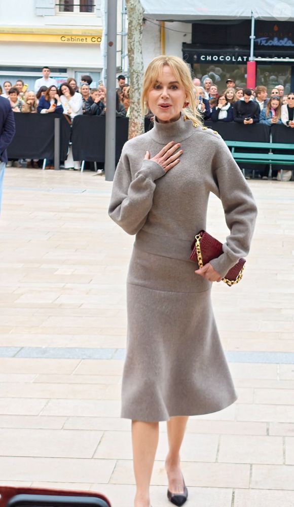 Nicole Kidman attendue par de nombreux fans avant le diner Chanel à Biarritz la veille du défilé Croisière Chanel le 27 avril 2026.
© Christophe de Prada / Bestimage