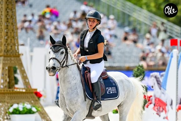 Giulia Sarkozy sur Valentine Du Delta au Prix Kids Cup Decathlon de la 12ème édition Longines Paris Eiffel Jumping au pied de la Tour Eiffel sur le Champ-de-Mars à Paris, France, le 20 juin 2026. © Perusseau-Veeren/Bestimage # Giulia Sarkozy during the Kids Cup Decathlon Prize at the 12th edition of the "Longines Paris Eiffel Jumping" at Champ-de-Mars near Eiffel Tower in Paris, France, on June 20, 2026. | 00760396