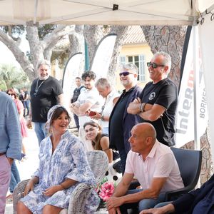 Exclusif - Michel Sardou remet le trophée au vainqueur - Michel Sardou rend hommage à son père en famille lors du premier trophée de pétanque "Fernand Sardou" à Bormes-les-Mimosas le 29 mai 2026. 

© Franz Chavaroche / Bestimage