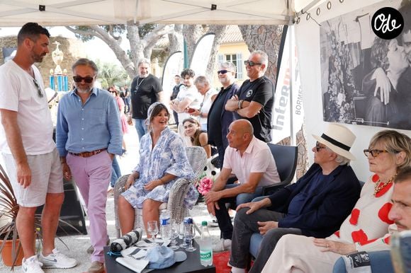 Exclusif - Michel Sardou remet le trophée au vainqueur - Michel Sardou rend hommage à son père en famille lors du premier trophée de pétanque "Fernand Sardou" à Bormes-les-Mimosas le 29 mai 2026. 

© Franz Chavaroche / Bestimage