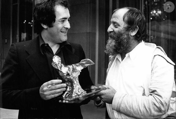 4 mai 1973 - Paris, France - Le réalisateur italien Bernardo Bertolucci reçoit le prix Raoul Levi pour 'Last Tango in Paris' des mains de l'artiste français Cesar (Cesar Baldaccini).  (Image : © Keystone Press Agency/ZUMA Press Wire)