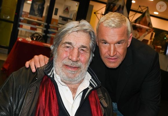 Et c'est ça, pour lui, les vacances d'été ! 

Jean-Pierre Castaldi et son fils Benjamin Castaldi - Vernissage de l'exposition Jean Gabin à l'Espace Landowski / Musée des Années 30 à Boulogne-Billancourt le 8 mars 2022. © Coadic Guirev/Bestimage