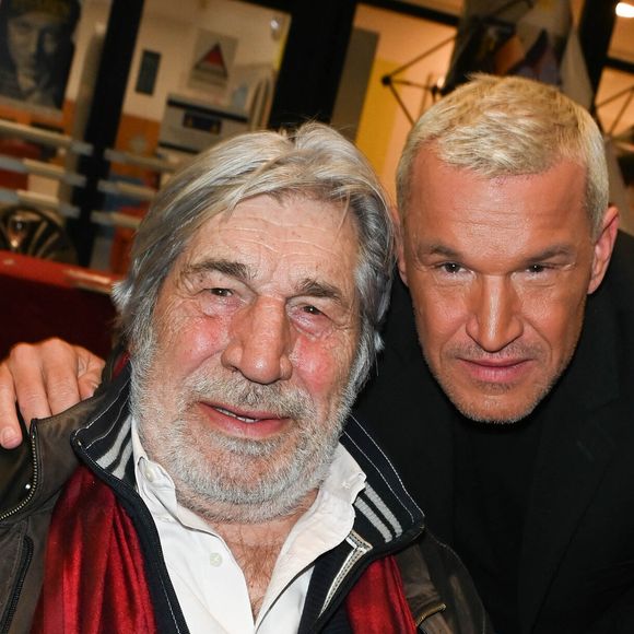 Et c'est ça, pour lui, les vacances d'été ! 

Jean-Pierre Castaldi et son fils Benjamin Castaldi - Vernissage de l'exposition Jean Gabin à l'Espace Landowski / Musée des Années 30 à Boulogne-Billancourt le 8 mars 2022. © Coadic Guirev/Bestimage