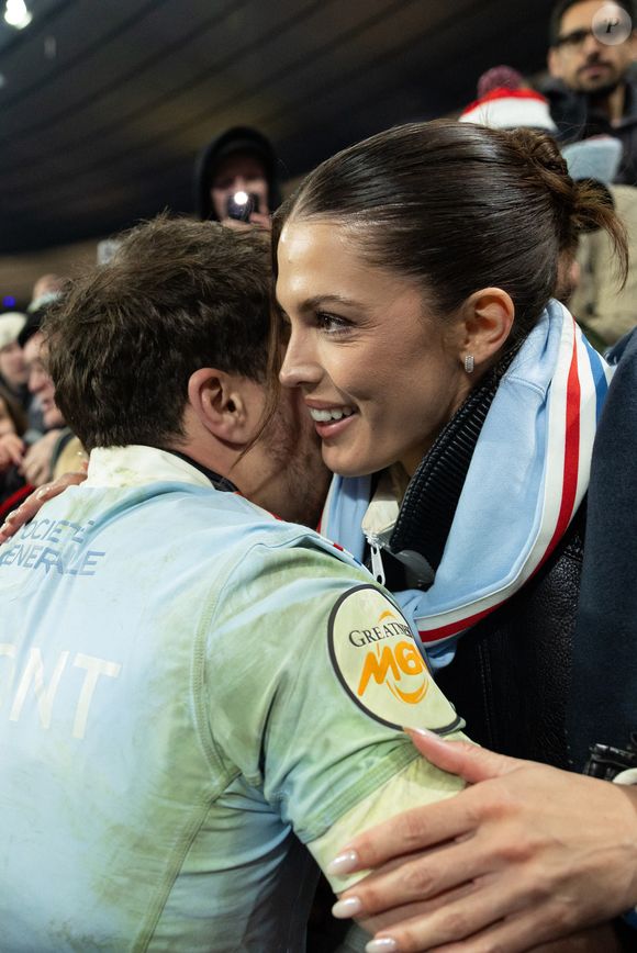 Exclusif - Antoine Dupont, Iris Mittenaere lors du match de rugby du Tournoi des Six Nations France contre Angleterre au Stade de France à Saint-Denis le 14 mars 2026. © AGENCE / BESTIMAGE
