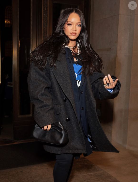 Manhattan, NY Rihanna crée des tendances, et bientôt nous pourrions tous être en superposition. La chanteuse est sortie dans le froid de New York en portant quatre couches, dont un haut à lacets Vaquera, un pantalon à boutons, un blazer et un manteau de laine pour un dîner en ville.



Sur la photo : Rihanna