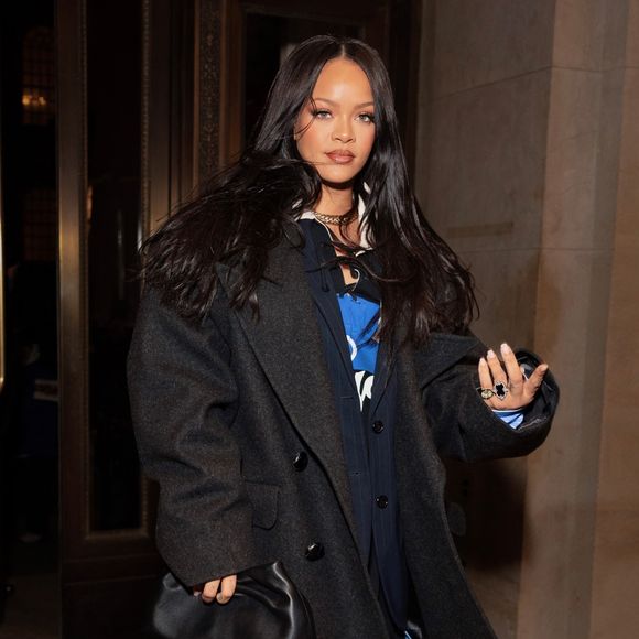 Manhattan, NY Rihanna crée des tendances, et bientôt nous pourrions tous être en superposition. La chanteuse est sortie dans le froid de New York en portant quatre couches, dont un haut à lacets Vaquera, un pantalon à boutons, un blazer et un manteau de laine pour un dîner en ville.



Sur la photo : Rihanna