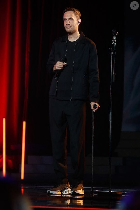 Exclusif - Grand Corps Malade (Fabien Marsaud) - Enregistrement de l'émission "Eternel Aznavour, le concert événement", diffusée le 18 octobre sur France 3
© Christophe Clovis-Cyril Moreau / Bestimage

Éternel Aznavour : le concert événement
Vendredi 18 octobre à 21.05 sur France 3 et sur france.tv
Logo de la plateforme france.tv
Logo France 3

Pour célébrer le centenaire de la naissance de l'une des plus grandes légendes de la chanson française et à l'occasion de la sortie du film Monsieur Aznavour, nous vous invitons à une soirée exceptionnelle autour de ses plus belles chansons.

Les plus grands artistes de la scène française lui rendent hommage au cours de cette soirée musicale. Entourés d’un orchestre composé de 22 musiciens, ils se succéderont pour interpréter ses plus grands succès, et témoigner de l’histoire d’amour qui les lie avec Charles Aznavour.

De "La Bohème" à "Emmenez-moi", en passant par "Hier encore" et "Je m’voyais déjà", chaque performance sera un hommage vibrant à l'homme qui a marqué des générations par ses textes profonds et sa voix inoubliable. Ce sera également l’occasion d’en apprendre plus sur cet homme pudique à travers des images d’archives rares issues de la collection privée de Charles Aznavour qui viendront ponctuer ce show.   

Ne manquez pas cette soirée inoubliable où la musique, l’émotion et la poésie seront au rendez-vous pour célébrer l'héritage artistique de Monsieur Charles Aznavour.