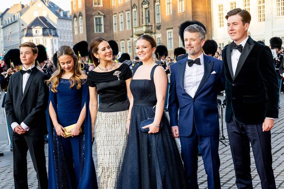 La princesse Isabella, la reine Mary de Danemark, le roi Frederik de Danemark, la princesse Joséphine, les prince Christian et Vincent, spectacle d’anniversaire au Théâtre Royal à l’occasion des 18 ans de la princesse Isabella, à Copenhague, au Danemark, le 15 avril 2025. © Dana Press / Bestimage