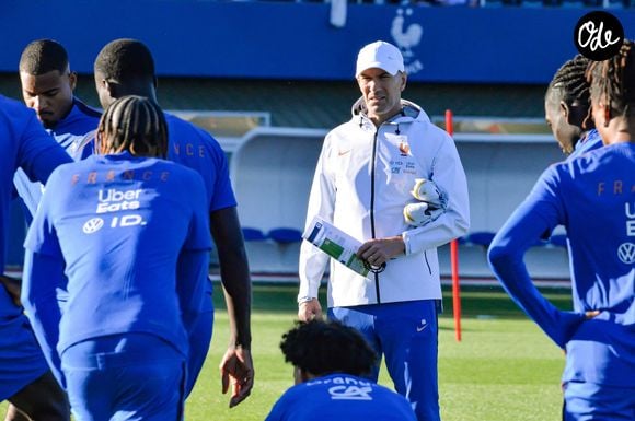 L'attachement indéfectible du champion du monde 98 à l'Aveyron n'est pas le fruit du hasard, mais bien une belle histoire de famille et d'amour. 

Zinédine Zidane - Entraînement de l'équipe de France en préparation de la Ligue des nations de l'UEFA 2026 au Centre national de Clairefontaine le 22 septembre 2026. © Baptiste Autissier/PSnewZ/Bestimage