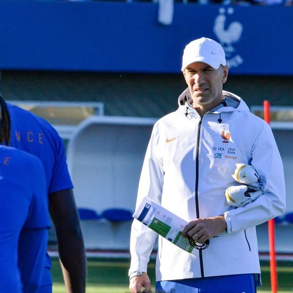 L'attachement indéfectible du champion du monde 98 à l'Aveyron n'est pas le fruit du hasard, mais bien une belle histoire de famille et d'amour. 

Zinédine Zidane - Entraînement de l'équipe de France en préparation de la Ligue des nations de l'UEFA 2026 au Centre national de Clairefontaine le 22 septembre 2026. © Baptiste Autissier/PSnewZ/Bestimage