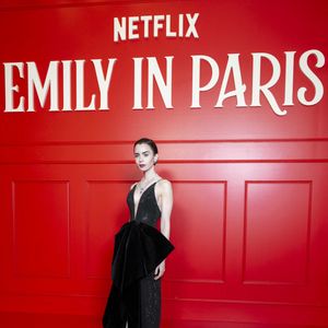 Lily Collins lors de la première de la série "Emily in Paris" saison 5 au Grand Rex à Paris le 15 décembre 2025.

© Pierre Perusseau / Bestimage